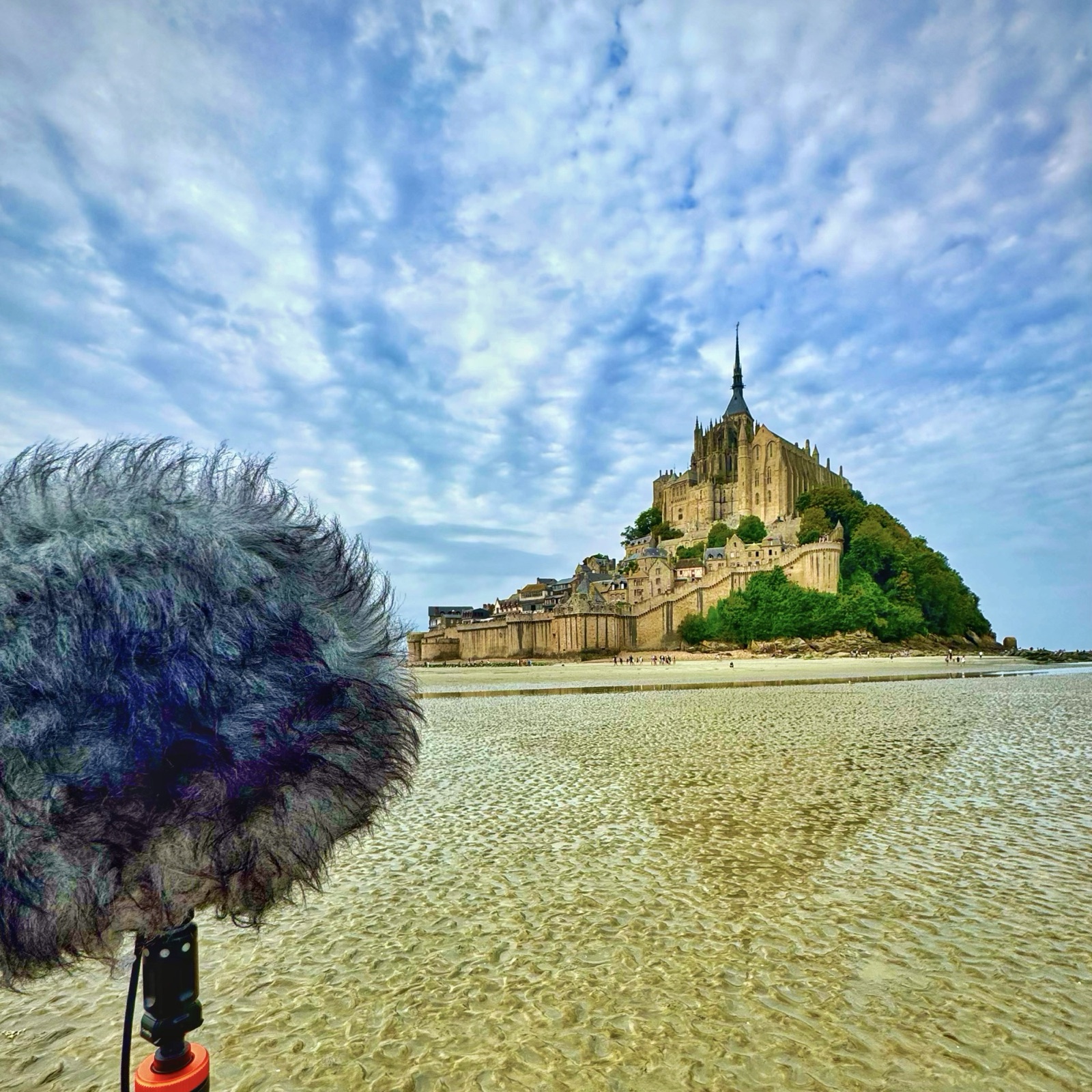 The spcmic with its wind protection in front of Mont-Saint-Michel during the trip through Brittany.